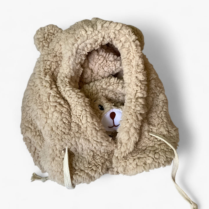 Kapuzenpullover aus Plüsch in Beige mit Bärenmotiv, Kinderbekleidung, warm und kuschelig.