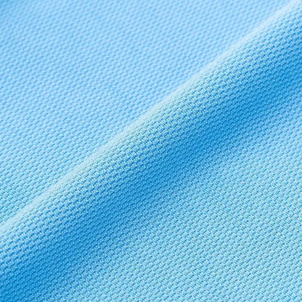 Hellblaues Herren-Poloshirt aus Baumwolle, Nahaufnahme Textur, modisch, bequem.