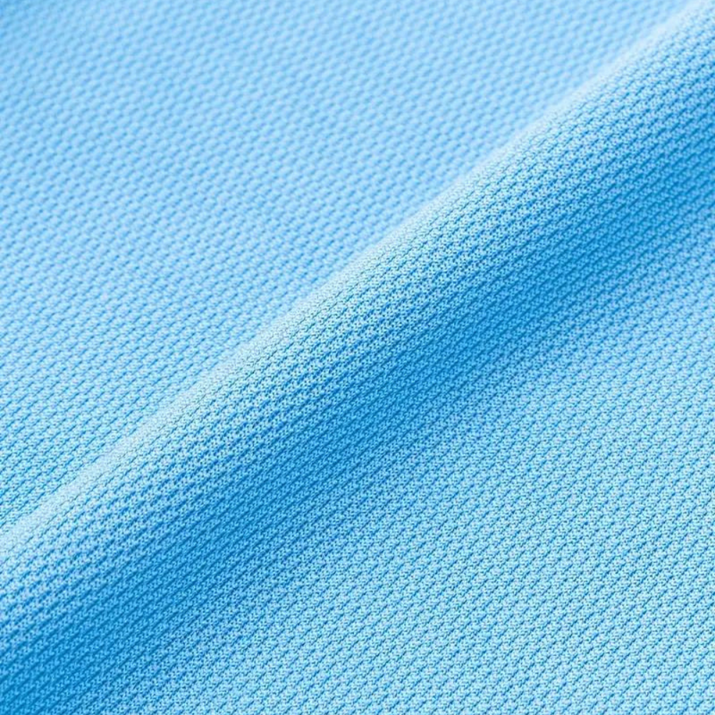 Hellblaues Herren-Poloshirt aus Baumwolle, Nahaufnahme Textur, modisch, bequem.