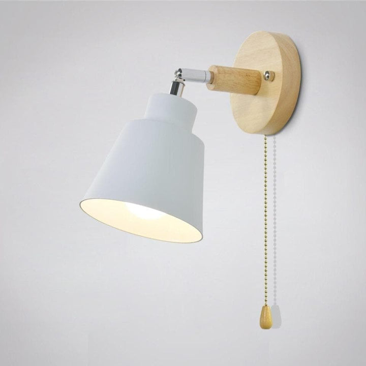 Weiße Wandlampe mit Holzhalterung und Zugschalter, modernes Design, Innenbeleuchtung.
