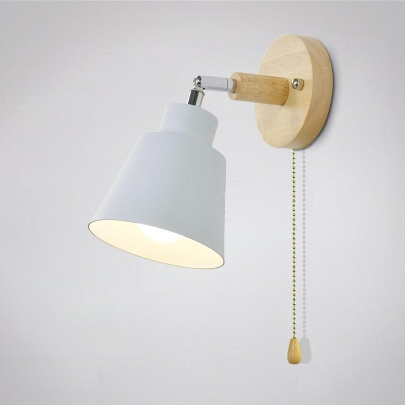 Weiße Wandlampe mit Holzhalterung und Zugschalter, modernes Design, Innenbeleuchtung.