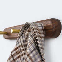 Wandgarderobe aus Holz mit Messinghaken - LignaHook