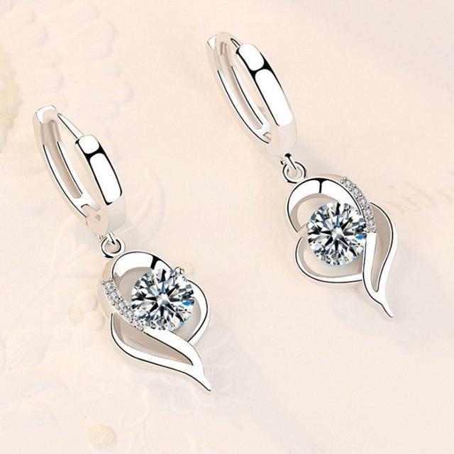 Silberne Ohrringe mit Zirkonia, Herzform, elegantes Design, Schmuck für Damen.