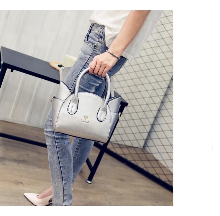 Silberne Handtasche in Katzenform, Damenmode, Lederoptik, stilvoll und modern.