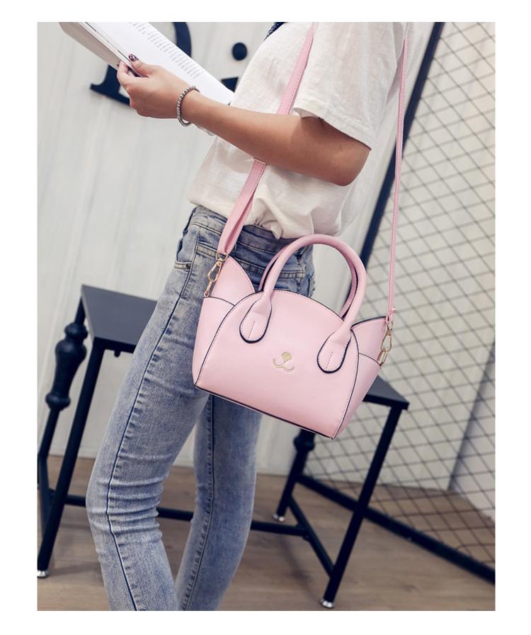 Frau mit rosa Lederhandtasche, Umhängetasche, modisch, elegant, Accessoire, Damenmode.