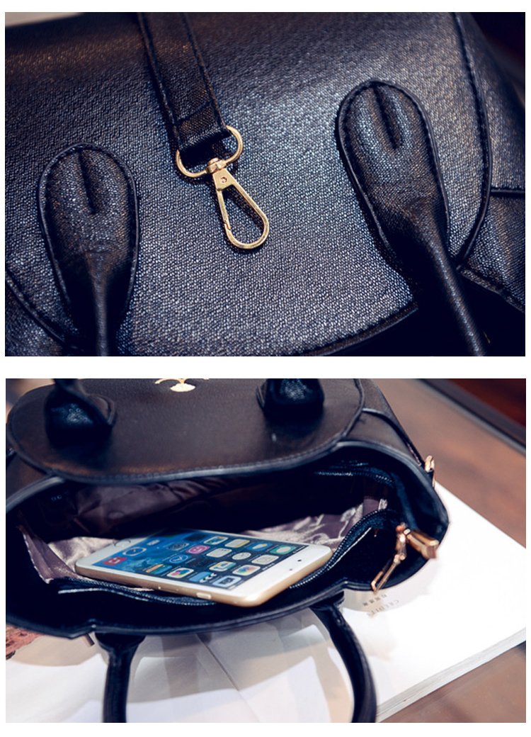 Schwarze Ledertasche mit goldener Schnalle, Innenfach mit Smartphone, modisches Accessoire.
