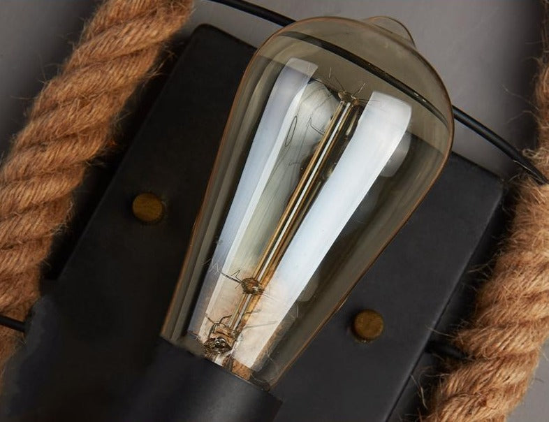 Vintage Glühbirne mit Edison-Design, warmweißes Licht, dekorative Beleuchtung, Nahaufnahme.
