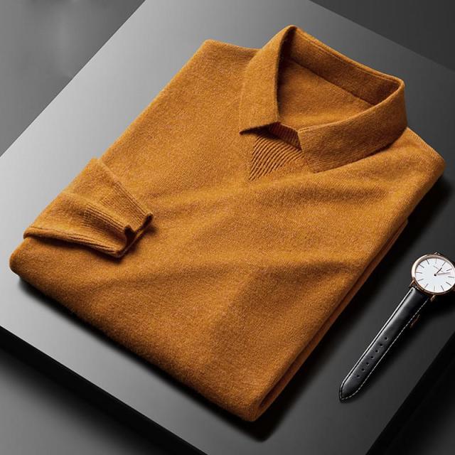 Gefalteter brauner Pullover aus Wolle neben einer eleganten Armbanduhr auf schwarzem Hintergrund.