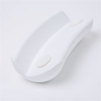 Weißer ergonomischer Türstopper aus Kunststoff für rutschfesten Halt auf glatten Böden.