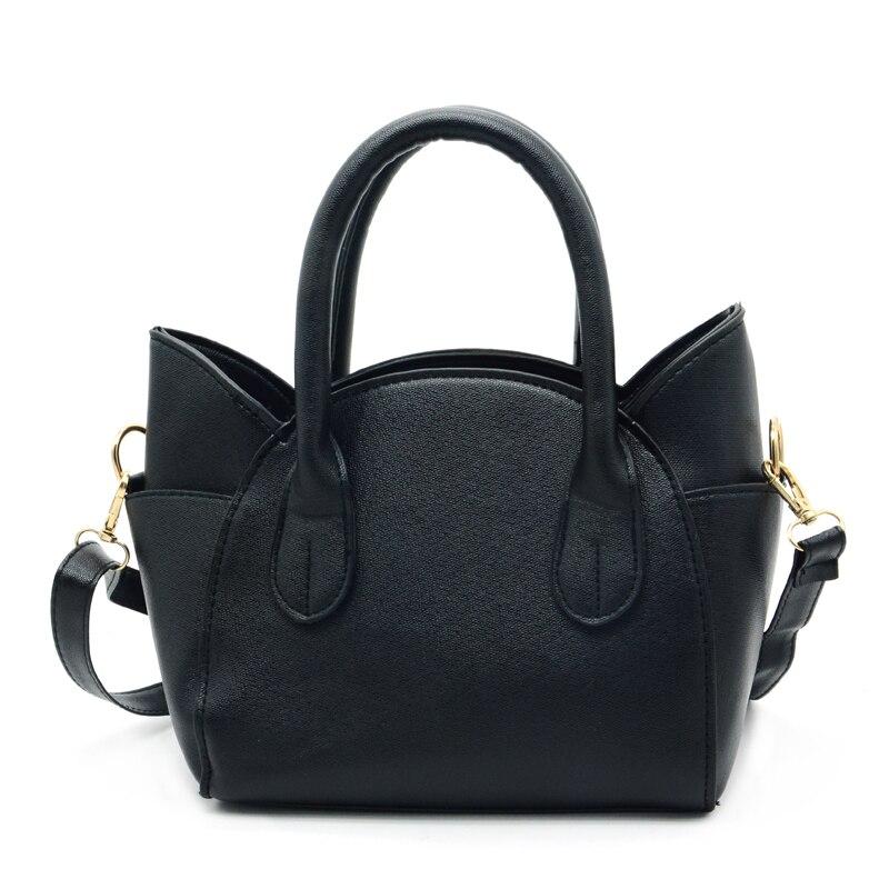 Schwarze Lederhandtasche mit goldenen Details, elegantes Design, Damenmode Accessoire.