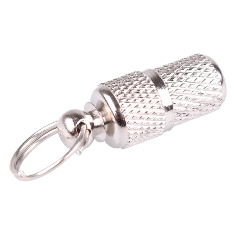 Silberner Metall-Schlüsselanhänger, zylindrisch, mit geriffelter Oberfläche, robust und langlebig.