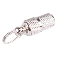 Silberner Metall-Schlüsselanhänger, zylindrisch, mit geriffelter Oberfläche, robust und langlebig.