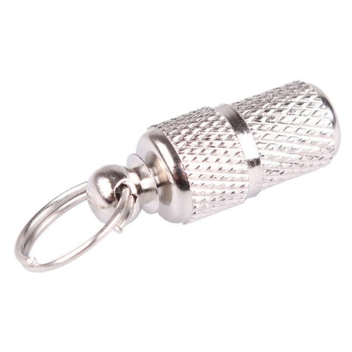 Silberner Metall-Schlüsselanhänger, zylindrisch, mit geriffelter Oberfläche, robust und langlebig.