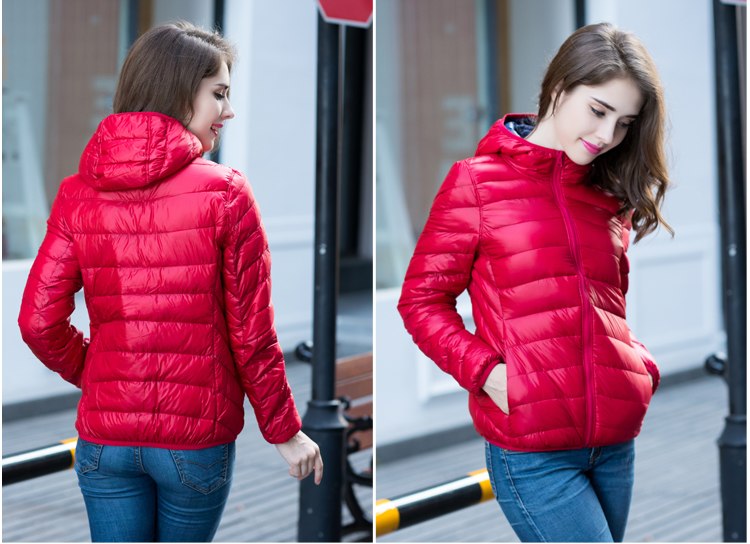 Frau in roter Daunenjacke, Kapuze, Wintermode, Outdoor-Bekleidung, stilvoll, warm.