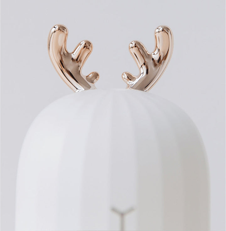 Weißer Luftbefeuchter mit goldenen Geweihen, modernes Design, Raumklima verbessern.