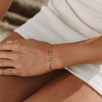 Farbiger Regenbogen-Armband aus Perlen auf Handgelenk, modisches Accessoire, Damen-Schmuck.
