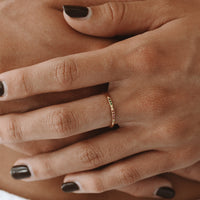 Goldring mit Regenbogen-Edelsteinen, Damenmode, eleganter Schmuck, stilvolles Accessoire