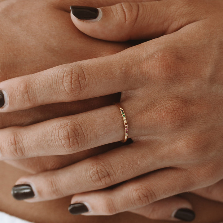 Goldring mit Regenbogen-Edelsteinen, Damenmode, eleganter Schmuck, stilvolles Accessoire