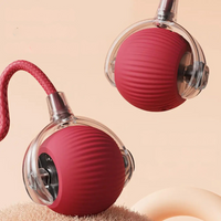 Rote kabellose Ohrhörer mit transparentem Gehäuse, modernes Design, Musikzubehör.