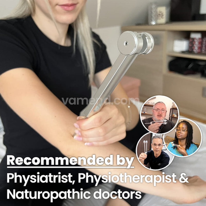 Frau mit silbernem Massagegerät, empfohlen von Ärzten, Physiotherapeuten, Naturheilkundlern.