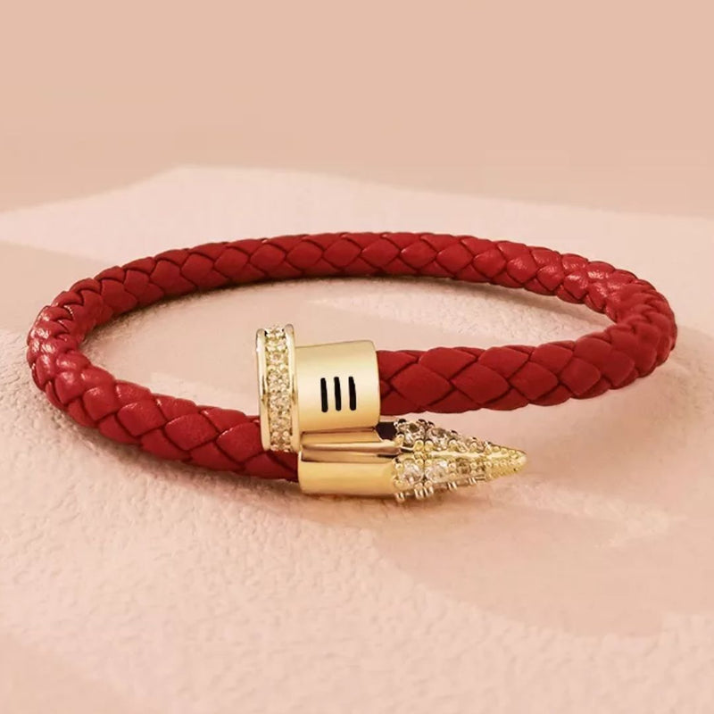 Rotes geflochtenes Lederarmband mit goldener Verschlusskappe und Strasssteinen.
