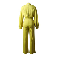 Gelber Jumpsuit mit halbem Kragen, lange Ärmel, elegantes Design, Damenmode.