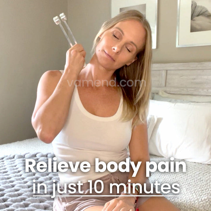 Frau verwendet Massagegerät zur Schmerzlinderung, Schlafzimmer, Entspannung, Selbstpflege.