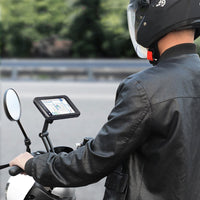 Motorradfahrer mit schwarzer Jacke nutzt GPS-Navigation auf Smartphone-Halterung.