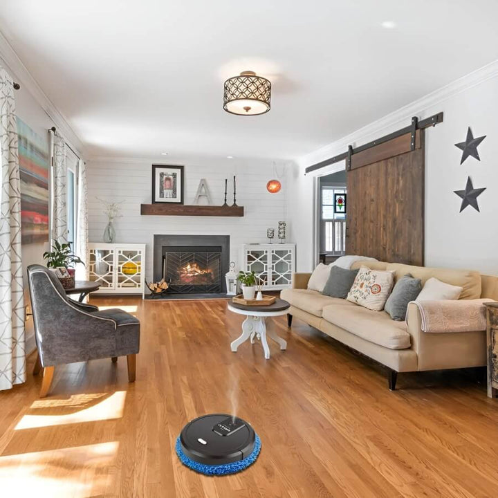 Schwarzer Saugroboter auf Holzboden im Wohnzimmer, moderne Einrichtung, Tageslicht.