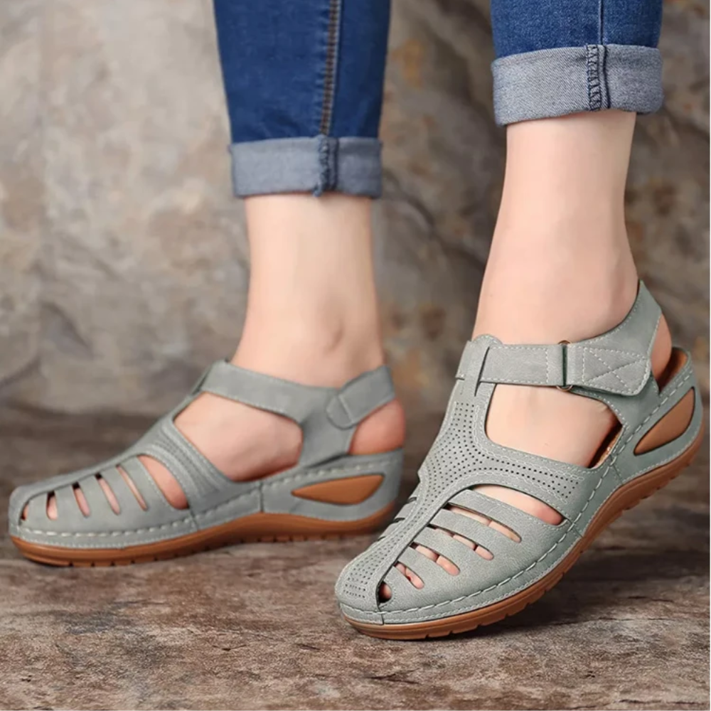 Graue römische Sandalen aus Leder für Damen, bequem, mit Klettverschluss, ideal für Sommer.