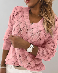Frau in rosa Strickpullover, V-Ausschnitt, Armbanduhr, blonde Haare, modisch, elegant.