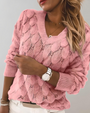 Frau in rosa Strickpullover, V-Ausschnitt, Armbanduhr, blonde Haare, modisch, elegant.