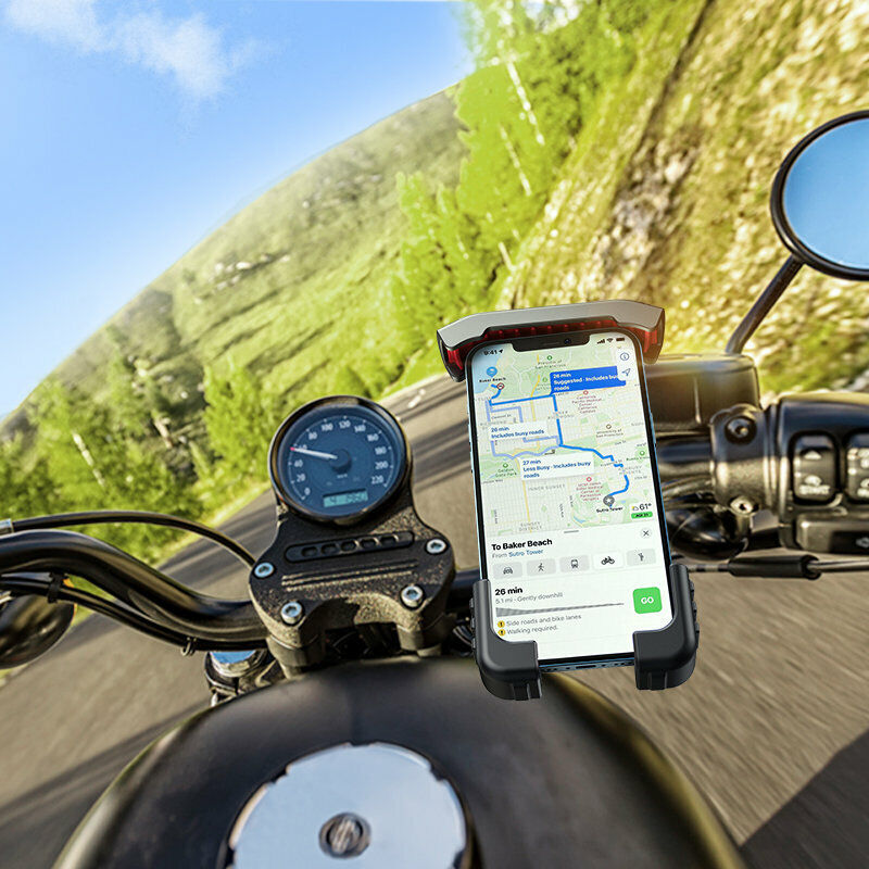 Motorradlenker mit Smartphone-Halterung, GPS-Navigation, kurvige Straße, sonniger Tag.