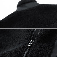 Schwarze Fleecejacke mit Reißverschluss, weiches Material, warme Winterbekleidung.