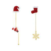 Weihnachtsohrringe mit rotem Santa-Hut und Stiefel, goldene Schneeflocke, festlicher Schmuck.