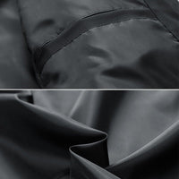 Schwarze wasserdichte Jacke, Nahaufnahme, glattes Material, Outdoor-Bekleidung, Detailansicht.