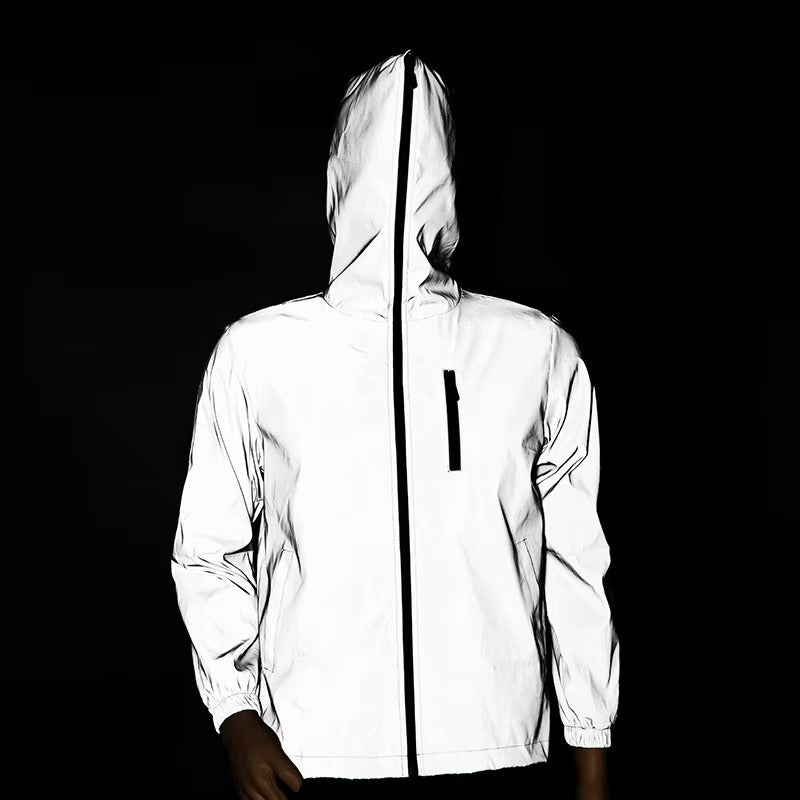 Weiße reflektierende Jacke mit Kapuze, Reißverschluss, Schwarz-Weiß-Design, Outdoor-Bekleidung