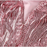 Rosa Paillettenkleid mit Fransen, elegantes Cocktailkleid, festliche Damenmode, glamouröses Design.