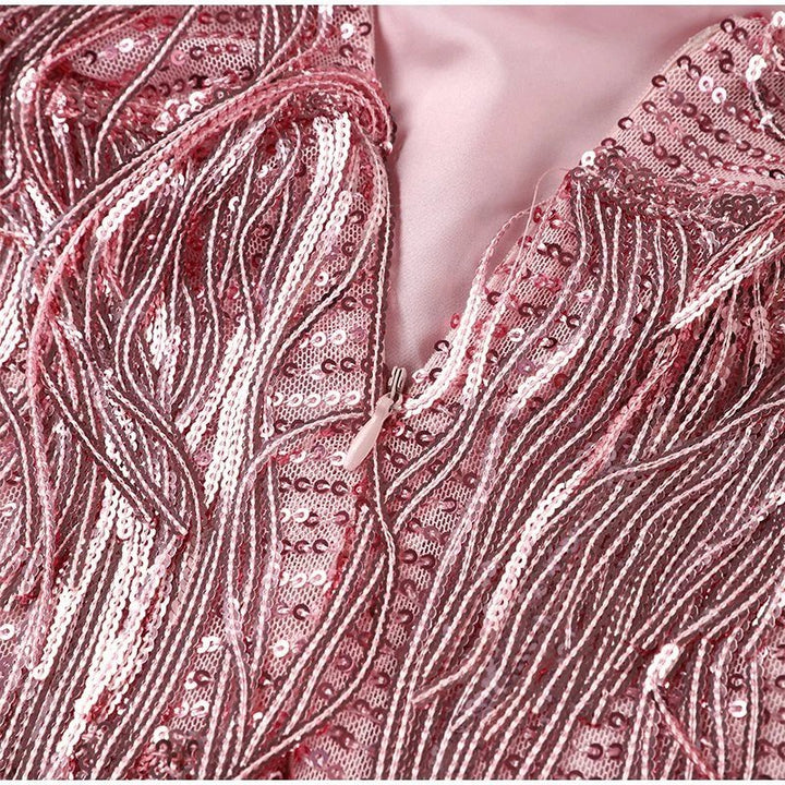 Rosa Paillettenkleid mit Fransen, elegantes Cocktailkleid, festliche Damenmode, glamouröses Design.