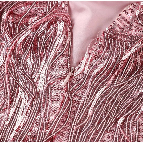 Rosa Paillettenkleid mit Fransen, elegantes Cocktailkleid, festliche Damenmode, glamouröses Design.