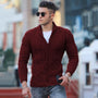 Mann in rotem Strickpullover, modisch, Herbst-Winter, lässig, stilvoll, urbaner Hintergrund.