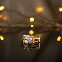 Goldener Saphirring mit Diamanten, eleganter Schmuck, funkelnde Lichter im Hintergrund.