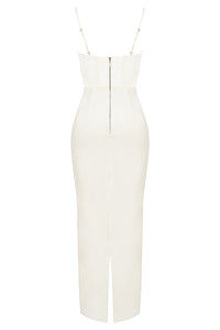 Weißes, ärmelloses Kleid mit Spaghettiträgern, Reißverschluss hinten, elegantes Design.