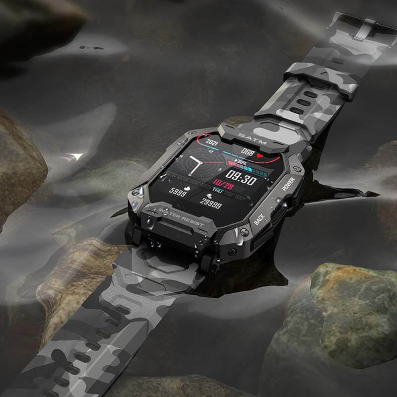Schwarze Camouflage-Smartwatch im Wasser, robustes Design, Outdoor-Uhr, digital, wasserdicht.