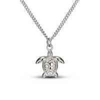 Silberne Meeresschildkröten-Halskette, elegantes Schmuckstück, maritimes Design.