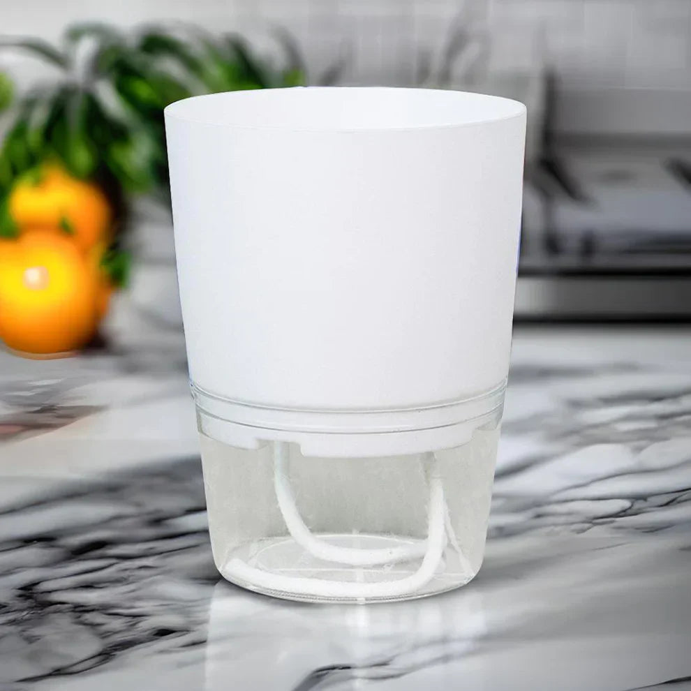 Selbstbewässernder Blumentopf, weiß, Kunststoff, modern, für Zimmerpflanzen, auf Marmortisch.