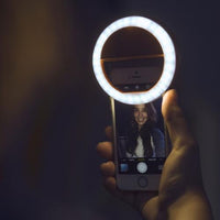 Selfie-Ringlicht für Smartphone, LED, tragbar, ideal für Fotografie und Videoaufnahmen.