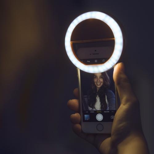 Selfie-Ringlicht für Smartphone, LED, tragbar, ideal für Fotografie und Videoaufnahmen.