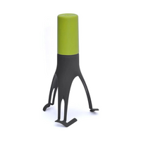 Selbstumrührender Mixer, grün-schwarz, automatischer Küchenhelfer, modernes Design.