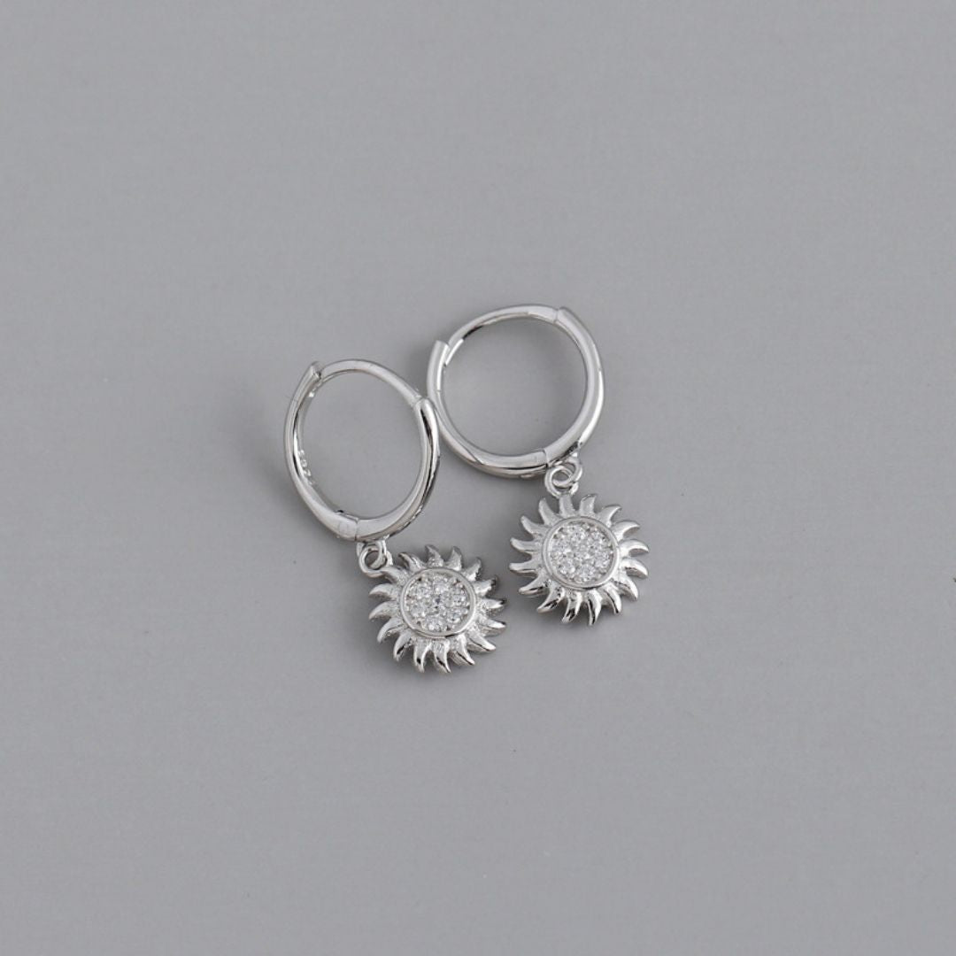 Silberne Sonnen-Creolen Ohrringe mit Zirkonia, modisch, elegant, Schmuck für Damen.